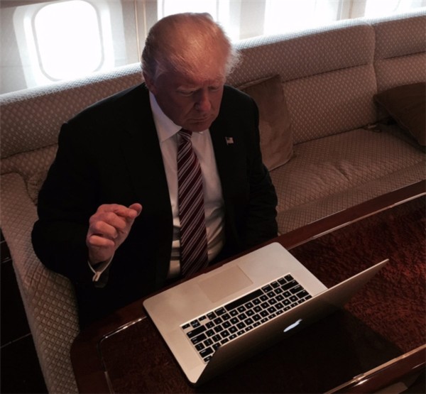 Một bức ảnh hiếm hoi về việc Donald Trump sử dụng máy tính. (Ảnh: internet)