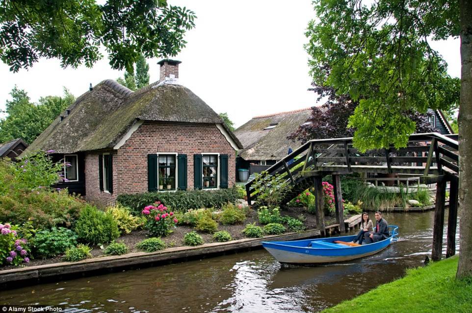 Located in the province of Overijssel, the rustic settlement was founded by a group of fugitives from the Mediterranean region around AD1230. The metre-deep canals were later constructed by monks who needed a network to transport peat