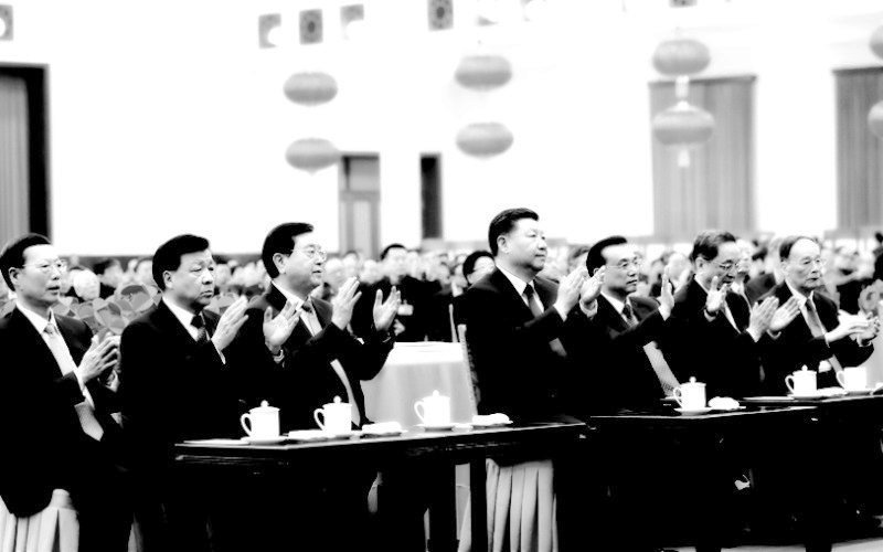 Phía bên trái ông Tập là 3 người thuộc phe Giang, 3 người thuộc phe ông Tập ngồi phía bên phải. (Ảnh: Internet)
