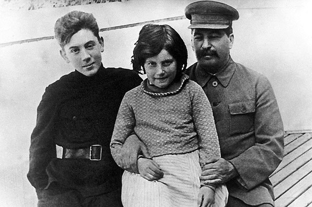 Con trai cả của Stalin, Yakov Dzhugashvili, bị thẩm vấn sau khi bị quân đội Đức bắt giữ năm 1941. (Ảnh sư tầm từ Internet)