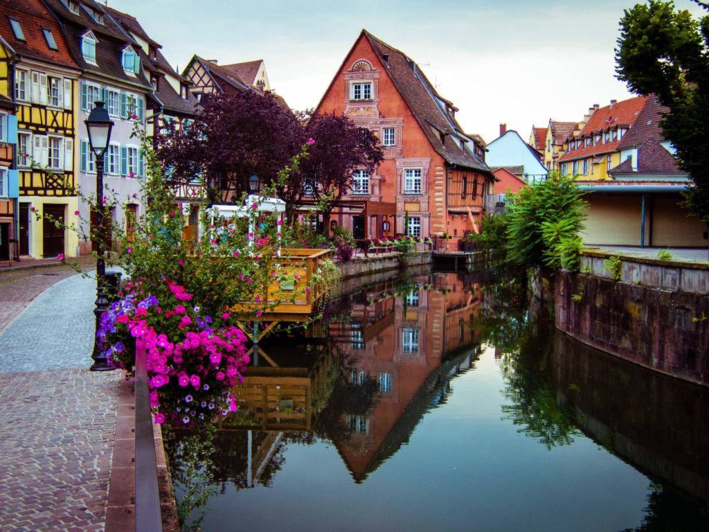 Colmar được mệnh danh là một trong những ngôi làng đẹp nhất nước Pháp, nằm cách Strasbourg – thủ phủ vùng Alsace khoảng 64 km về phía Tây Nam và tọa lạc ngay bên dòng sông Lauch thơ mộng. Ảnh: Rodney Draper