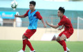 Thi đấu quá nhiều ở V-League mùa này cũng khiến Hà Đức Chinh (trái) không đạt được thể lực tốt nhất