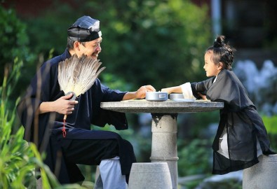 Khi đối phương trong trạng thái vui vẻ, mới có thế thấy được khả năng tiết chế của họ. (Ảnh minh họa từ internet)