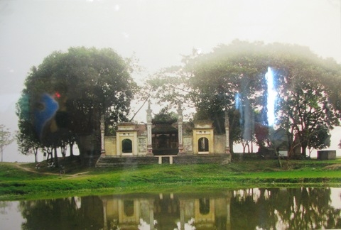 Ngôi đền cổ kính thờ Thánh Tam Giang Trương Hống – Trương Hát này nằm tại khu vực ngã ba Xà (nay thuộc xã Tam Giang – huyện Yên Phong – tỉnh Bắc Ninh) nơi hội lưu sông Cà Lồ đổ vào sông Cầu