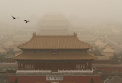 Quảng trường Thiên An Môn chìm trong bão cát. (Ảnh: Imaginechina/REX/Shutterstock)