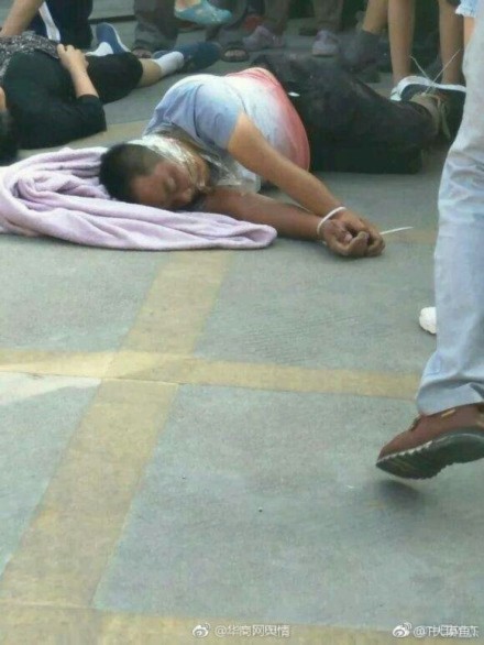 Các thành viên trong gia đình đều bị ném ra ngoài đường, còn bị đả thương và dán băng dính vào miệng