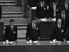 Tổng Bí thư Đảng Cộng sản Trung Quốc Tập Cận Bình (giữa) và cựu Tổng Bí thư Giang Trạch Dân (phải), Hồ Cẩm Đào (trái) cùng hình thức hát quốc ca Trung Quốc