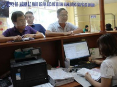 Người dân đến làm thủ tục tại bộ phận một cửa Văn phòng Đăng ký đất đai Hà Nội. Ảnh: TTXVN