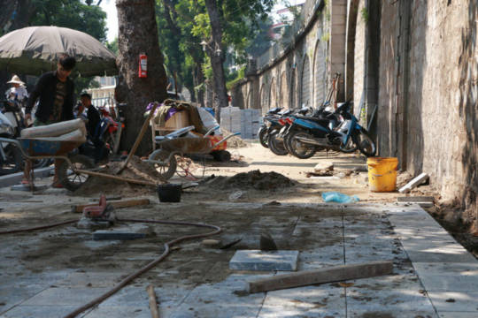 Đá tuổi thọ 70 năm mới lát vỉa hè đã nứt vỡ - Ảnh 3. Đá tuổi thọ 70 năm mới lát vỉa hè đã nứt vỡ - Ảnh 3.