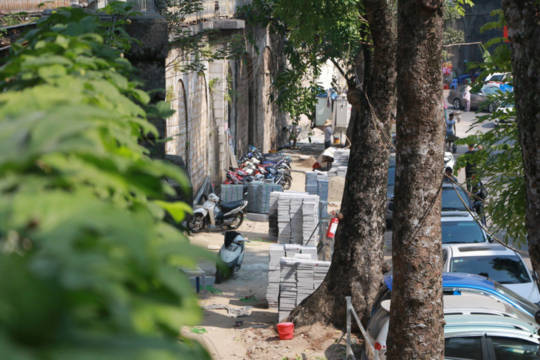 Đá tuổi thọ 70 năm mới lát vỉa hè đã nứt vỡ - Ảnh 4. Đá tuổi thọ 70 năm mới lát vỉa hè đã nứt vỡ - Ảnh 4.