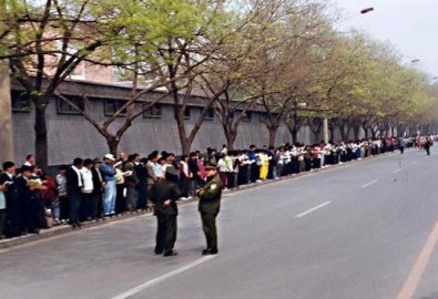 Các học viên Pháp Luân Công được hướng dẫn đến thỉnh nguyện tại Trung Nam Hải. Ảnh minghui.org