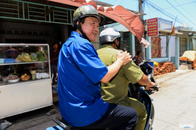 Ông Đinh La Thăng thăm đảo Thuận an khi còn là Bí thư thành ủy Sài Gòn. Ảnh Thuận Thắng (tuoitre.vn)