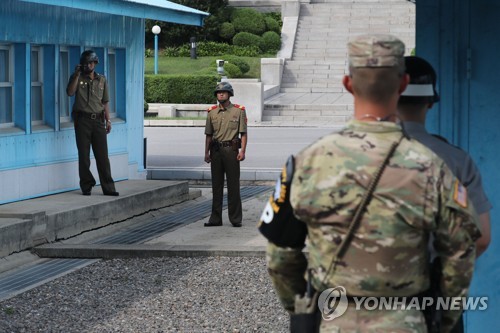 Binh sĩ đứng canh gác ở khu vực biên giới liên Triều thuộc Khu vực phi quân sự DMZ. (Ảnh: Yonhap)