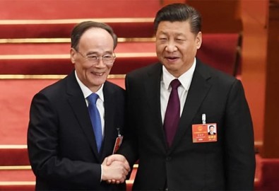 Ông Tập Cận Bình bắt tay cùng tân Phó chủ tịch nước Vương Kỳ Sơn (Ảnh từ Getty Images)