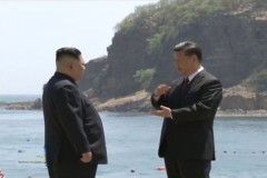 Ông Tập Cận Bình gặp ông Kim Jong-un tại bờ biển ở Đại Liên (Ảnh cắt từ video)