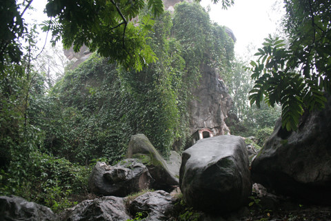 Phong cảnh nơi đây hữu tình, vua Tự Đức đã làm thơ tạc trên núi. (Ảnh từ kienthuc.net.vn)