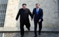 Ông Kim Jong Un và Moon Jae In nắm tay nhau bước qua dải phân cách biên giới Nam-Bắc Triều Tiên ngày 27/4/2018 (Ảnh: Press Pool)