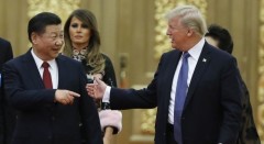 Tổng thống Mỹ Donald Trump và Lãnh đạo Trung Quốc Tập Cận Bình đến dạ tiệc tại Đại Lễ đường Nhân dân ở Bắc Kinh, 9/11/2017.(Thomas Peter-Pool/Getty Images)