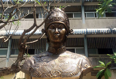 Tượng đài hoàng thái hậu Từ Dụ tại Bệnh viện Từ Dũ. (Ảnh từ Bảo tàng lịch sử )