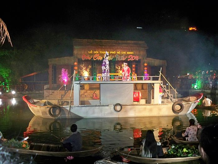Trích đoạn cải lương Tự Đức dâng roi Từ Dụ - màn trình diễn cải lương trên chợ nổi tại lễ hội ẩm thực thế giới 2010. (Ảnh từ wikipedia.org)