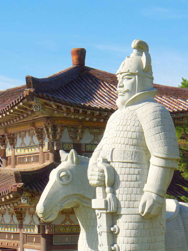 Jumong là vị vua sáng lập ra vương quốc Cao Câu Ly, ông được biết tới là người có nhiều tài nghệ, trong đó nổi bật nhất là khả năng bắn tên ấn tượng. (Ảnh từ Archerxusa)