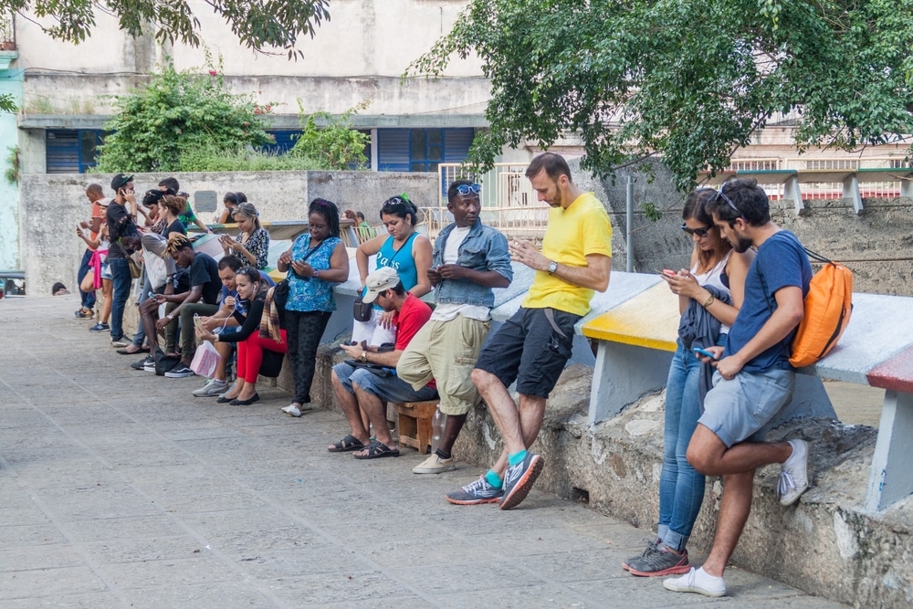 Người dân Cuba tiếp cận internet qua các trạm Wi-Fi công cộng tại công viên. (Ảnh: ShutterStock )