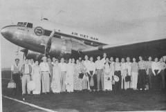 Phi cơ Air Vietnam Douglas DC-3 và những hành khách, 1961.
