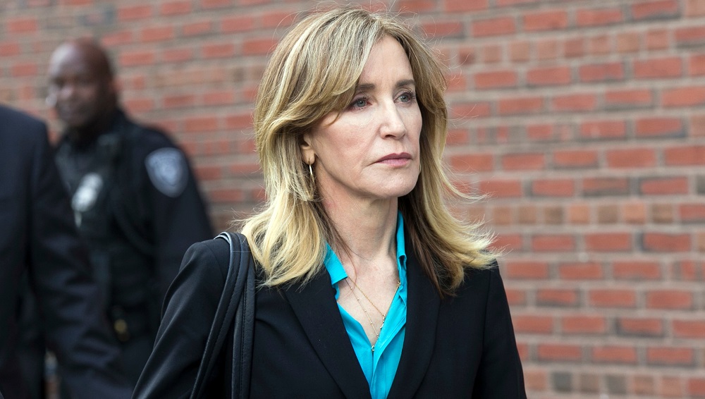 Nữ diễn viên Felicity Huffman cùng các phụ huynh liên can khác đều bị buộc tội hối lộ và gian lận thi cử. (Ảnh: Shutterstock)
