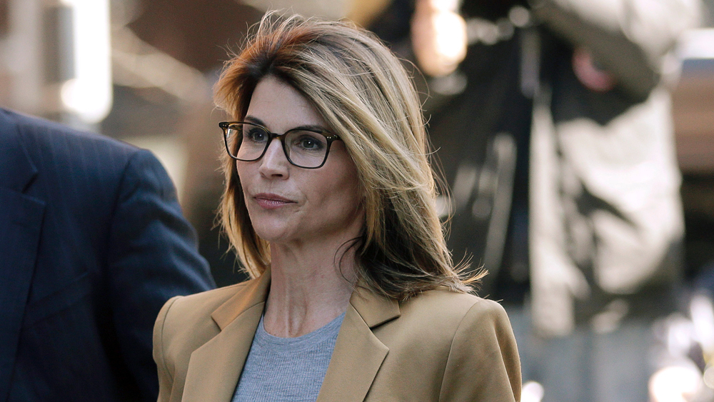 Nữ diễn viên Lori Loughlin xuất hiện tại tòa án liên bang ở Boston ngày 3/4. Ảnh STEVEN SENNE/AP/SHUTTERSTOCK