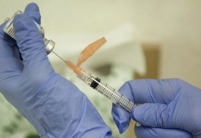 Vắc-xin khiến hệ thống miễn dịch chống lại chúng ta. (Ảnh qua Philippine Star)