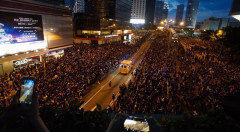 Bức ảnh ghi lại khoảnh khắc đặc biệt trong không khí nóng bỏng của phong trào biểu tình phản đối dự luật dẫn độ tại Hong Kong ngày 16/6. (Ảnh qua tuoitre)
