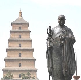 Tượng Huyền Trang trước tháp Đại Nhạn tại Tây An. Ảnh minghui.org