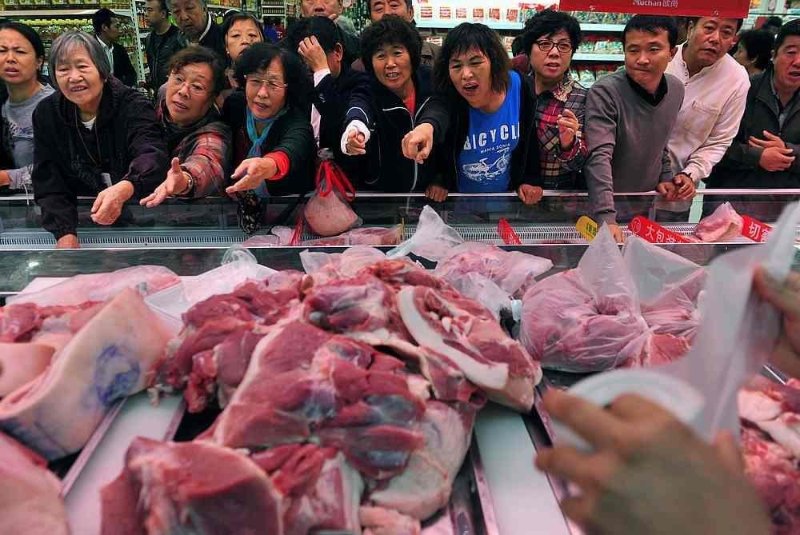 Giá thịt heo đua nhau tăng vọt, Trung Quốc như “ngồi trên đống lửa”. (Ảnh qua Linkedl)