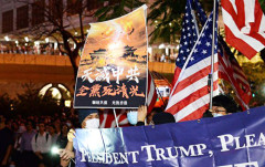 Người Hồng Kông tập trung trên đường Queensway tối ngày 14/10 ủng hộ Mỹ xem xét Dự luật Nhân quyền và Dân chủ Hồng Kông.(Ảnh: Epoch Times)