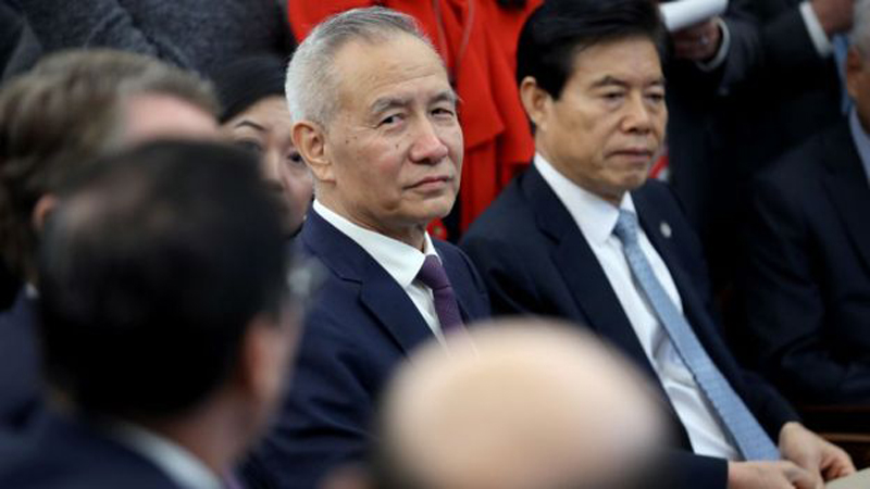 Phó Thủ tướng Trung Quốc Lưu Hạc đã gặp ông Trump khi ông Trump công bố thỏa thuận thương mại “giai đoạn một” với Trung Quốc tại Nhà Trắng hôm 11/10/2019 ở Washington. (Ảnh: Getty Images)