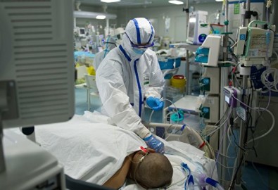 Hình chụp một y tá đang kiểm tra sức khỏe cho bệnh nhân mắc phải virus Trung cộng (viêm phổi Vũ Hán) trong phòng cấp cứu tại một bệnh viện ở Vũ Hán vào ngày 22/02/2020. (Photo by STR/AFP via Getty Images)