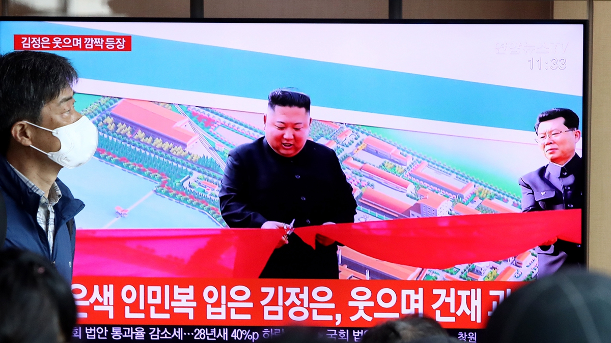 Yonhap News Agency đưa tin, vào ngày 1/5, Kim Jong-un đã cắt băng khánh thành tại lễ hoàn thành Nhà máy Phân bón Suncheon. (Ảnh: Getty Images)