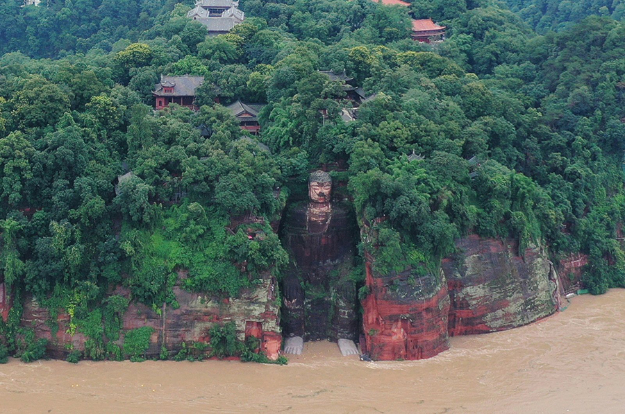 Mực nước đã chạm đến chân của bức tượng Lạc Sơn Đại Phật ở Tứ Xuyên, đây là điều xưa nay rất hiếm. (Ảnh: Twitter)