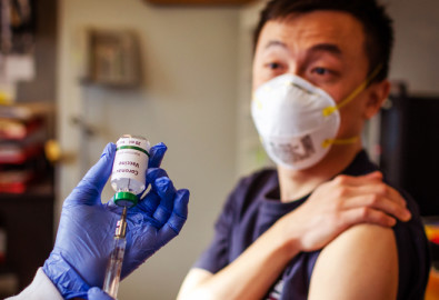 Vắc-xin viêm phổi Trung-Nga làm dấy lên lo ngại về nguy cơ lây nhiễm HIV. (Ảnh: RTVE)