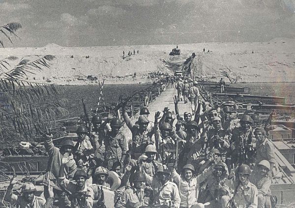 Quân đội Ai Cập vượt kênh đào Suez. (Ảnh: Shawqi Mustafa/Wikipedia.org, Public Domain)