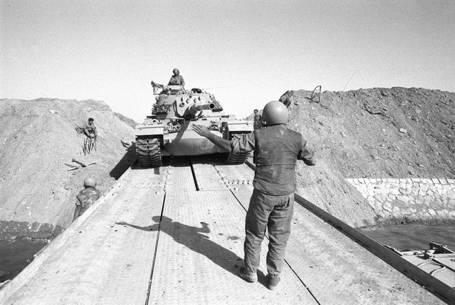 Xe tăng Israel vượt kên đào Suez tiến vào Ai Cập. (Ảnh: Israel Defense Forces/Wikipedia.org, Public Domain)