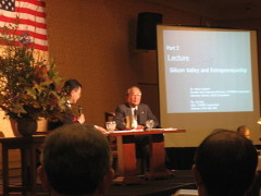 Inamori Kazuo trong buổi hội thảo chia sẻ ở California, Mỹ. (Ảnh từ wikipedia.org CC BY 2.0