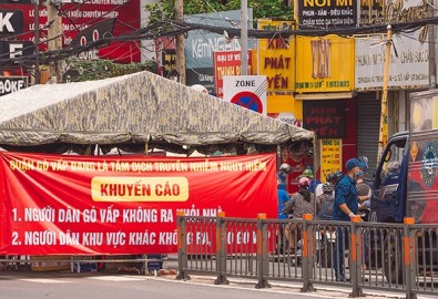 Lực lượng chức năng kiểm tra các phương tiện ra vào quận Gò Vấp - tâm dịch tại TP. HCM. (Ảnh: Bạch Cúc)