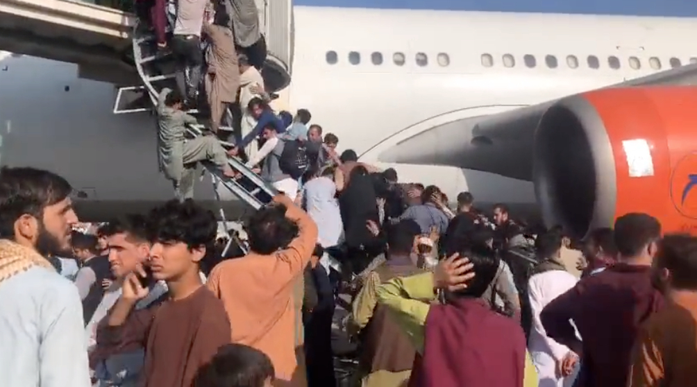 Cảnh người dân Afghanistan chen lấn lên máy bay tại Sân bay quốc tế Hamid Karzai ở Kabul ngày 16/8. (Ảnh chụp màn hình video)