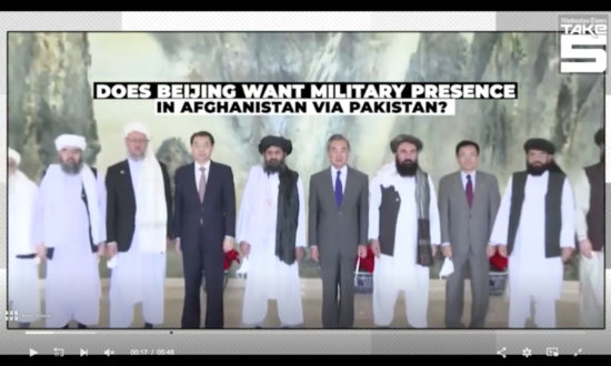 Trong khi ngoại trưởng Vương Nghị bắt tay với thủ lĩnh Taliban theo nghi lễ ngoại giao long trọng nhất ở Bắc Kinh, thì nhiều thường dân vô tội và các nhà báo quốc tế tại Afghanistan đã bị bắt giữ, bị đem ra hành quyết, chặt đầu, phân thây. (Ảnh chụp qua màn hình)
