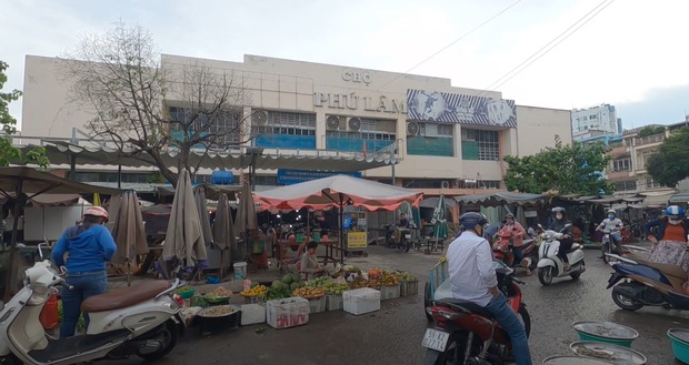 Chợ Phú Lâm.