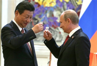 Chủ tịch Trung Quốc Tập Cận Bình (trái) và tổng thống Nga Vladimir Putin. (Ảnh ITAR-TASS/Barcroft Media)