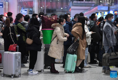 Hành khách chuẩn bị lên tàu ở ga Bắc Thâm Quyến, tỉnh Quảng Đông, Trung Quốc, ngày 7.1.2023. Ảnh: Xinhua