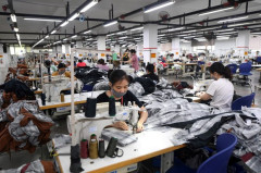 Công nhân đang làm việc tại một nhà máy may quần áo bảo hộ. Ảnh: RFA