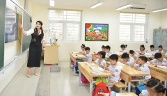 Cô và trò lớp 1 Trường Tiểu học Phương Mai, quận Đống Đa, Hà Nội trong một giờ trên lớp. Ảnh: QUANG PHÚC/ sggp.org.vn